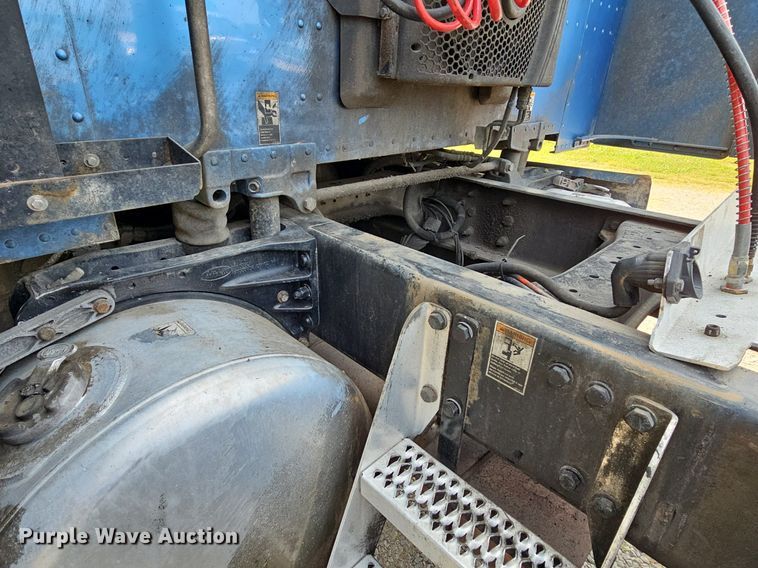 image for item LW9672 2015 Peterbilt 579  semi truck