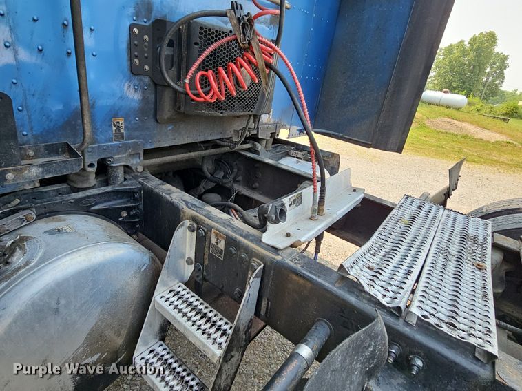 image for item LW9672 2015 Peterbilt 579  semi truck