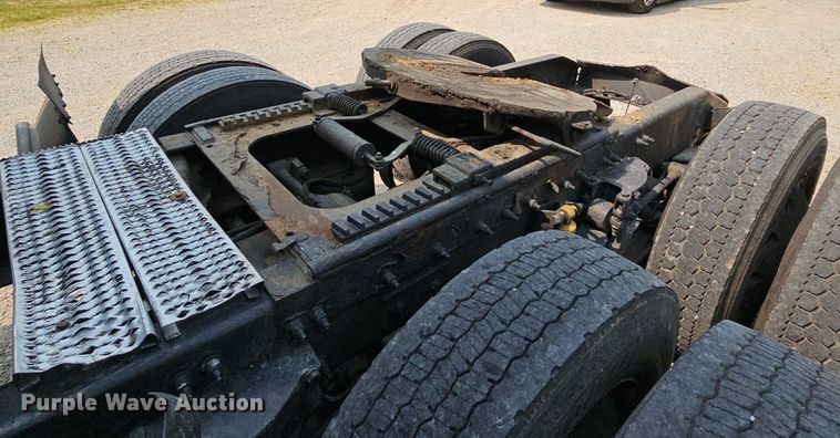 image for item LW9672 2015 Peterbilt 579  semi truck