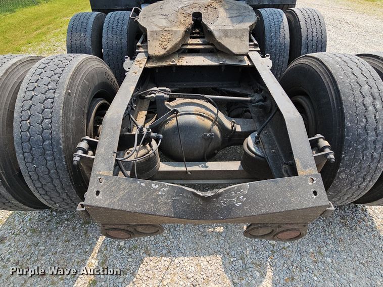 image for item LW9672 2015 Peterbilt 579  semi truck