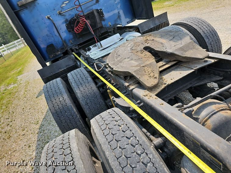 image for item LW9672 2015 Peterbilt 579  semi truck