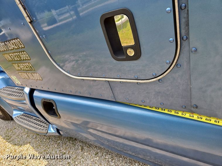 image for item LW9672 2015 Peterbilt 579  semi truck