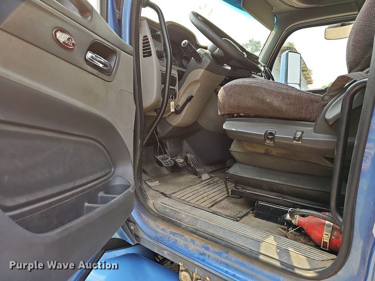 image for item LW9672 2015 Peterbilt 579  semi truck