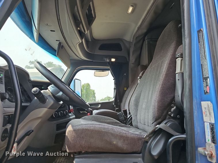 image for item LW9672 2015 Peterbilt 579  semi truck