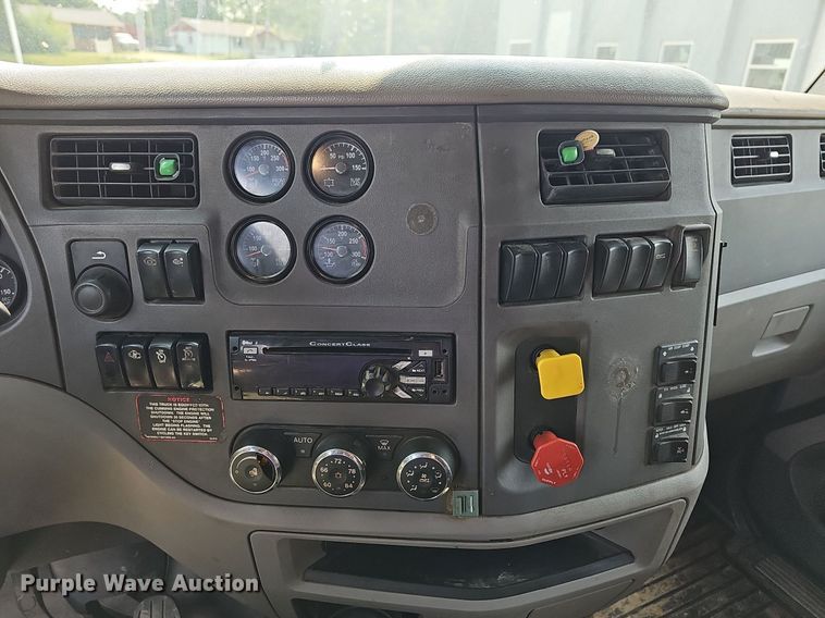 image for item LW9672 2015 Peterbilt 579  semi truck