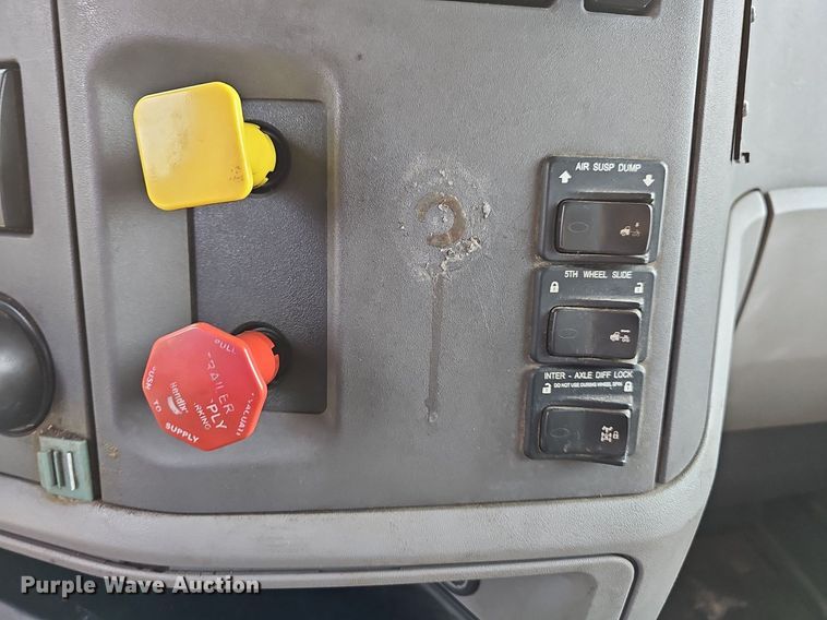 image for item LW9672 2015 Peterbilt 579  semi truck