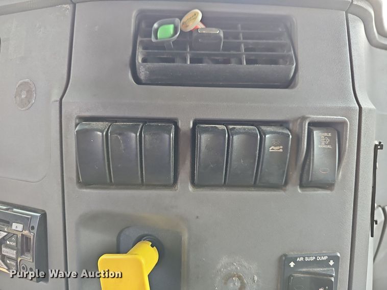 image for item LW9672 2015 Peterbilt 579  semi truck