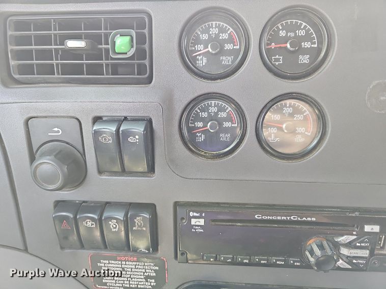 image for item LW9672 2015 Peterbilt 579  semi truck