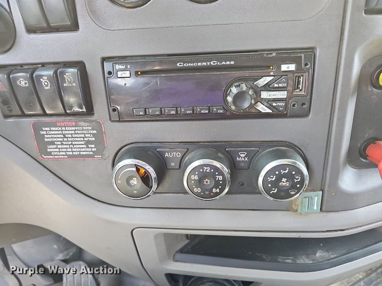 image for item LW9672 2015 Peterbilt 579  semi truck