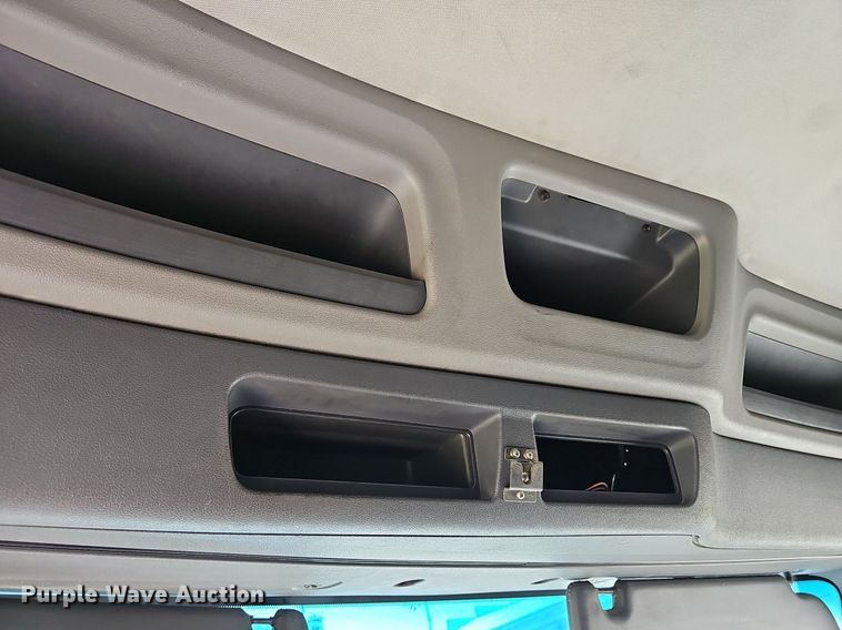 image for item LW9672 2015 Peterbilt 579  semi truck