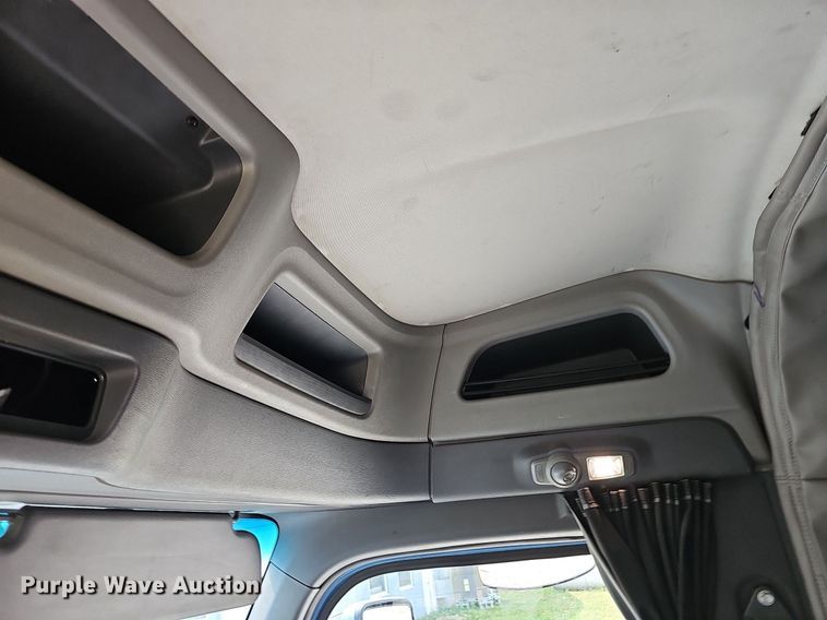 image for item LW9672 2015 Peterbilt 579  semi truck