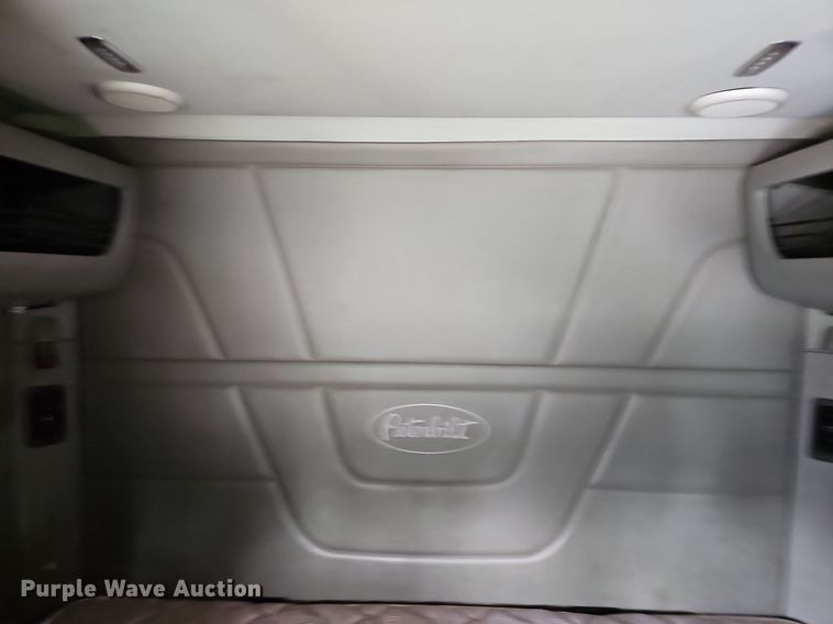 image for item LW9672 2015 Peterbilt 579  semi truck