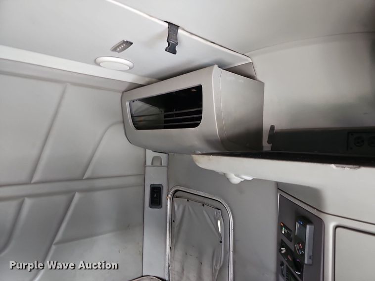 image for item LW9672 2015 Peterbilt 579  semi truck