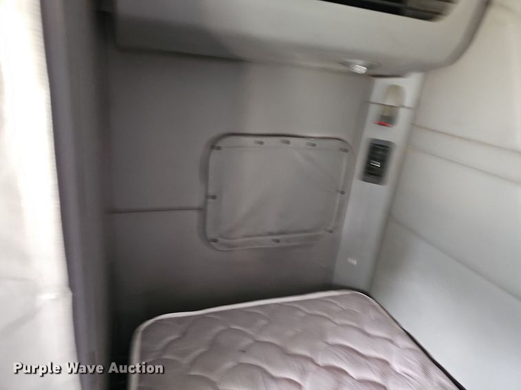 image for item LW9672 2015 Peterbilt 579  semi truck