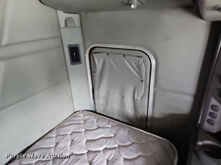 image for item LW9672 2015 Peterbilt 579  semi truck