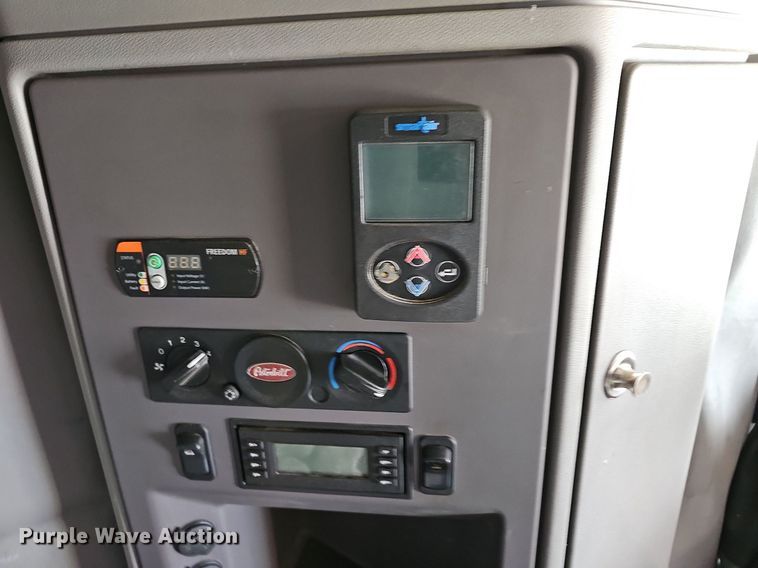 image for item LW9672 2015 Peterbilt 579  semi truck