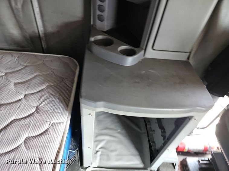 image for item LW9672 2015 Peterbilt 579  semi truck