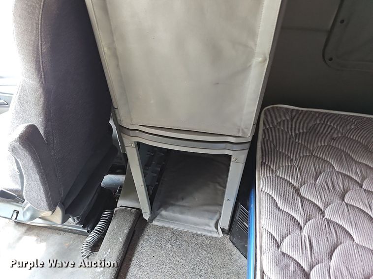 image for item LW9672 2015 Peterbilt 579  semi truck