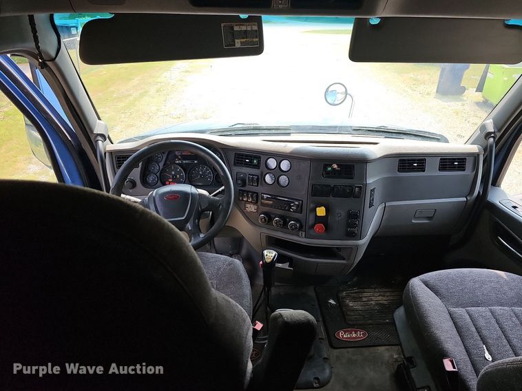 image for item LW9672 2015 Peterbilt 579  semi truck