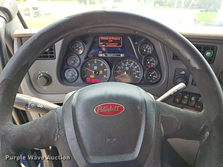 image for item LW9672 2015 Peterbilt 579  semi truck