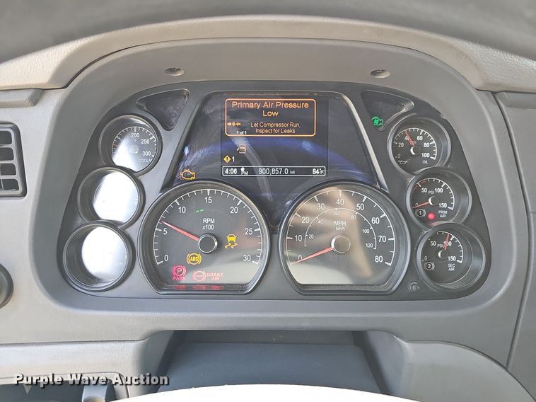 image for item LW9672 2015 Peterbilt 579  semi truck