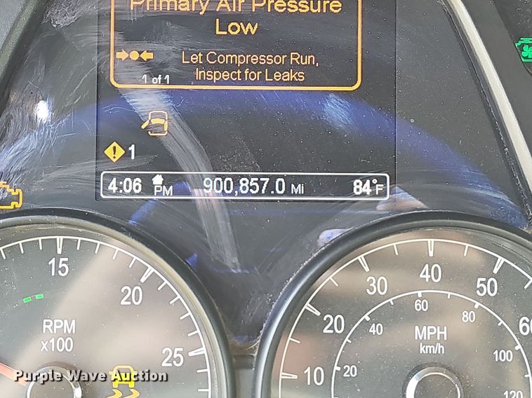 image for item LW9672 2015 Peterbilt 579  semi truck