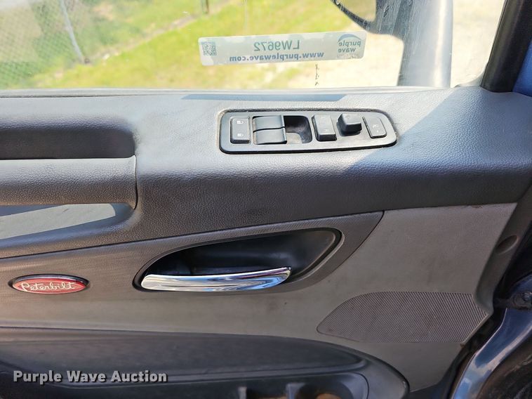 image for item LW9672 2015 Peterbilt 579  semi truck