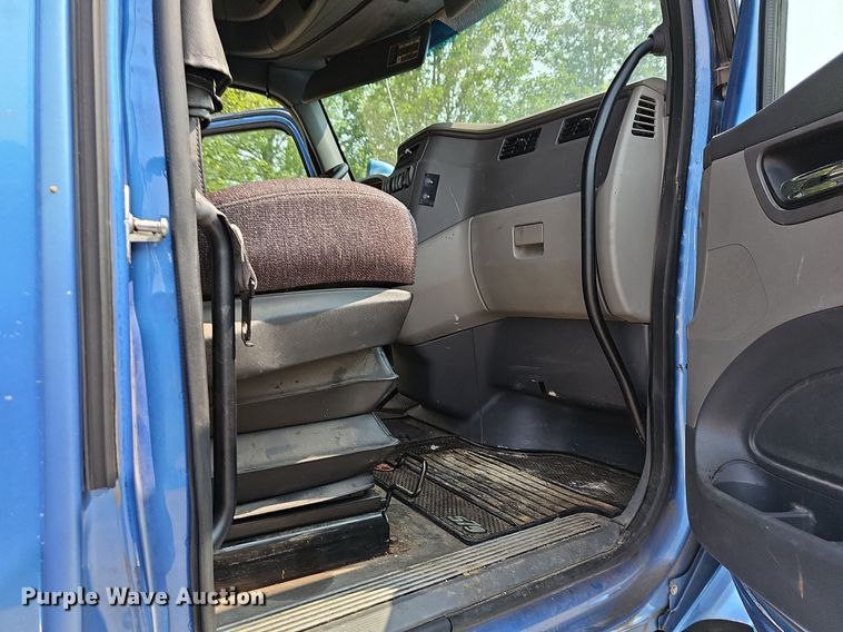 image for item LW9672 2015 Peterbilt 579  semi truck