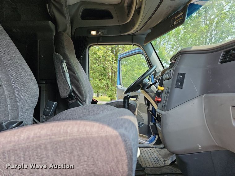 image for item LW9672 2015 Peterbilt 579  semi truck