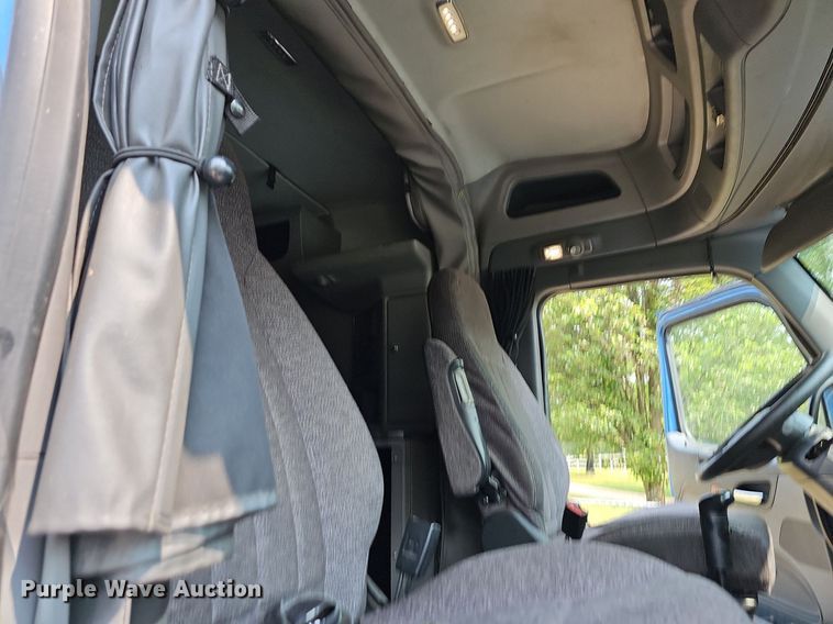 image for item LW9672 2015 Peterbilt 579  semi truck