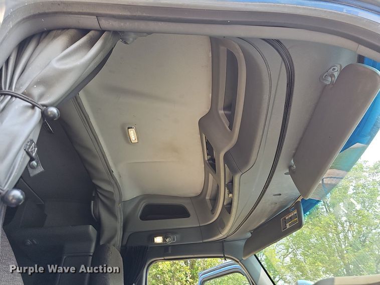 image for item LW9672 2015 Peterbilt 579  semi truck