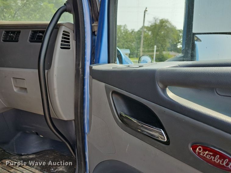 image for item LW9672 2015 Peterbilt 579  semi truck