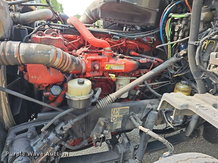 image for item LW9672 2015 Peterbilt 579  semi truck