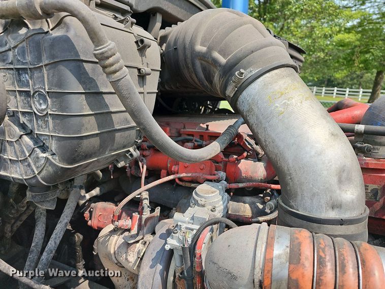 image for item LW9672 2015 Peterbilt 579  semi truck