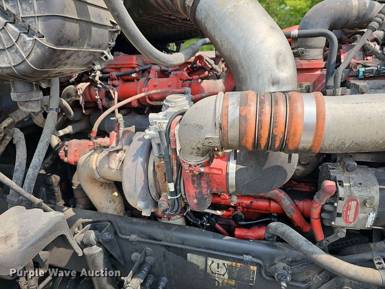 image for item LW9672 2015 Peterbilt 579  semi truck