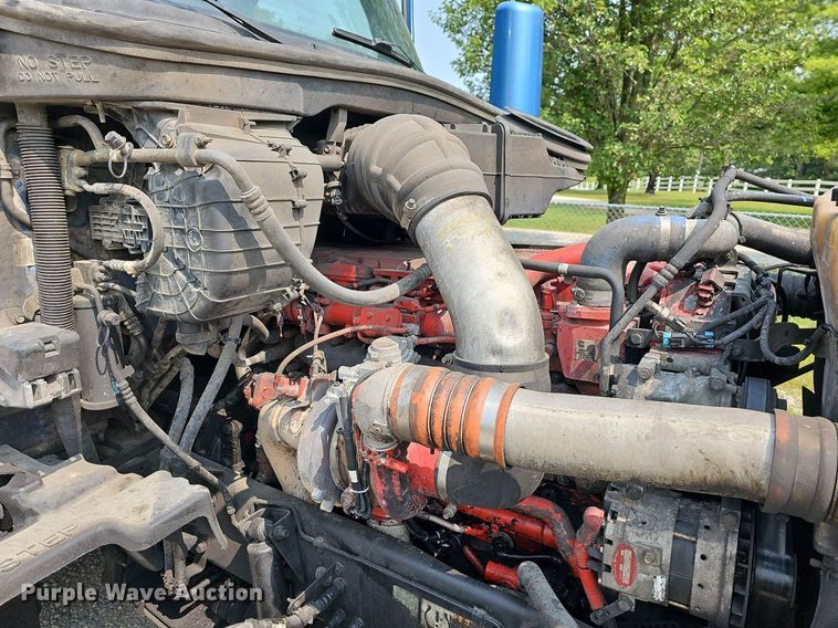 image for item LW9672 2015 Peterbilt 579  semi truck