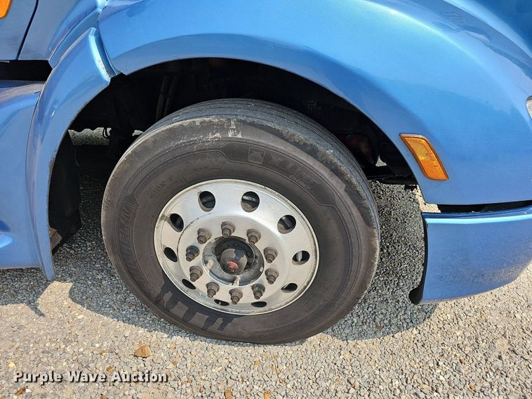 image for item LW9672 2015 Peterbilt 579  semi truck