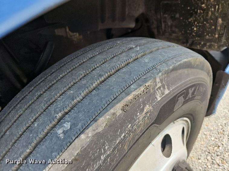 image for item LW9672 2015 Peterbilt 579  semi truck