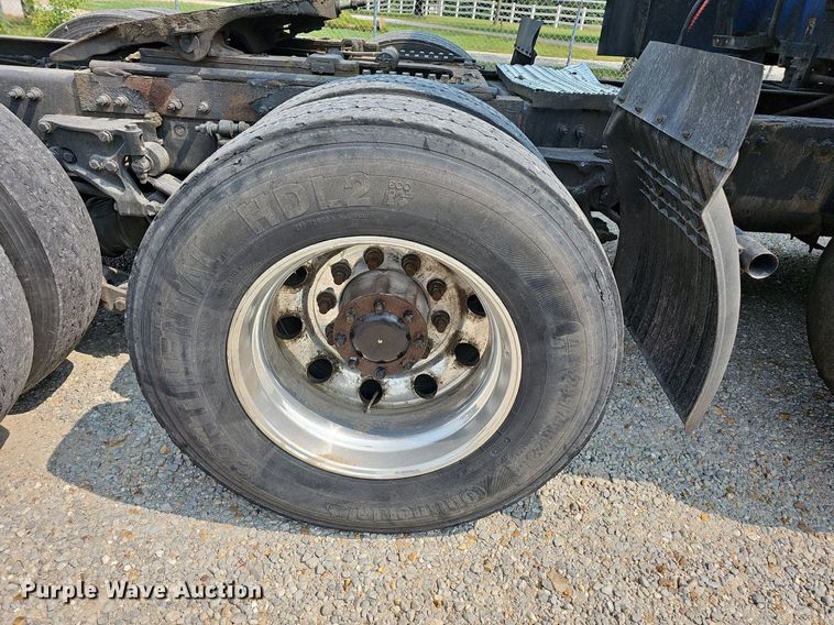 image for item LW9672 2015 Peterbilt 579  semi truck