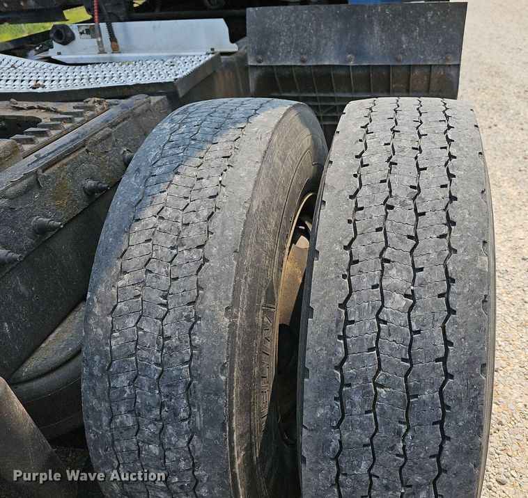 image for item LW9672 2015 Peterbilt 579  semi truck