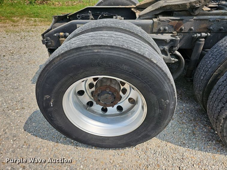 image for item LW9672 2015 Peterbilt 579  semi truck