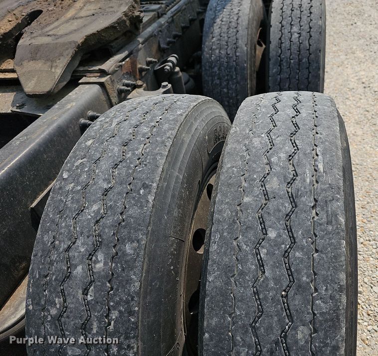 image for item LW9672 2015 Peterbilt 579  semi truck