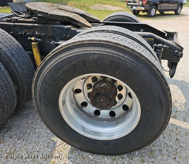 image for item LW9672 2015 Peterbilt 579  semi truck