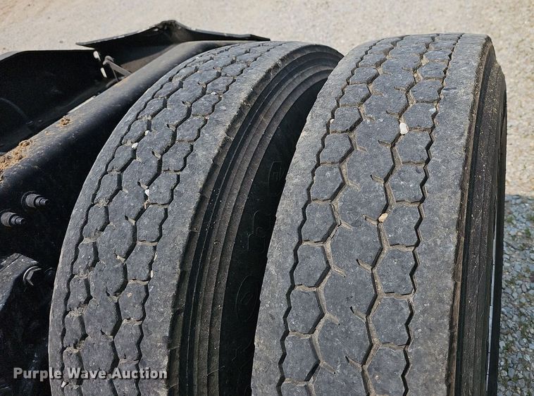 image for item LW9672 2015 Peterbilt 579  semi truck