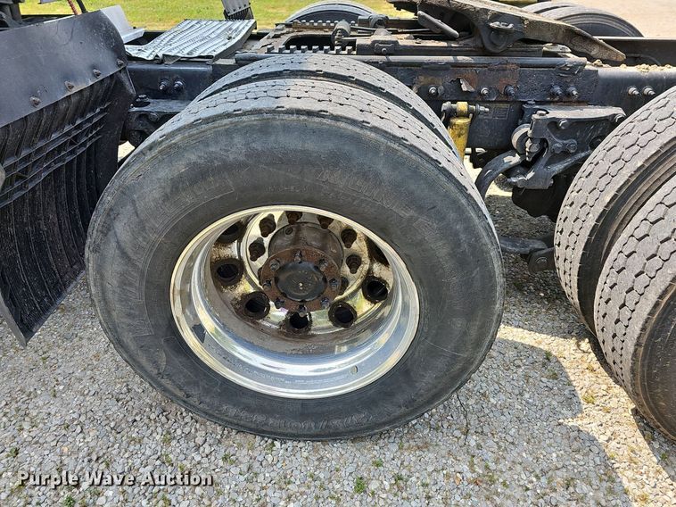 image for item LW9672 2015 Peterbilt 579  semi truck