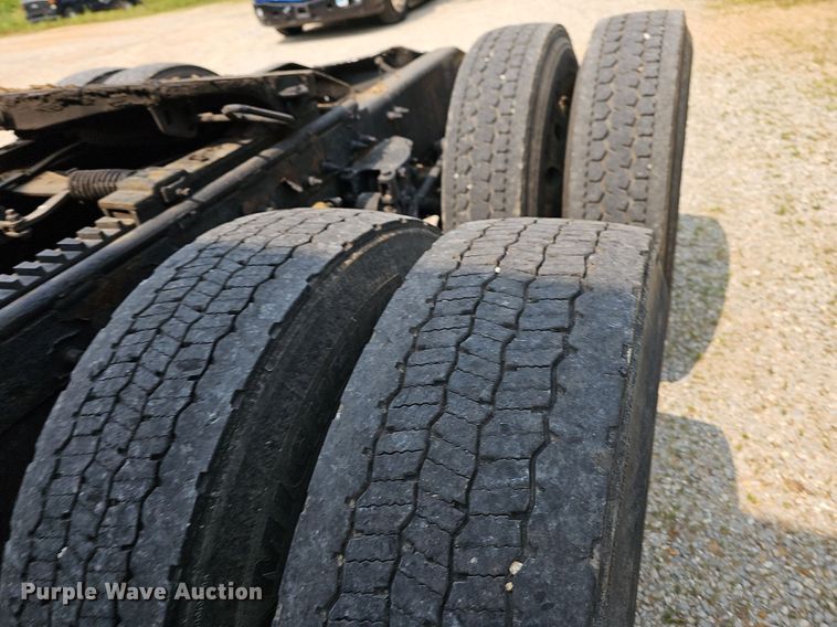 image for item LW9672 2015 Peterbilt 579  semi truck