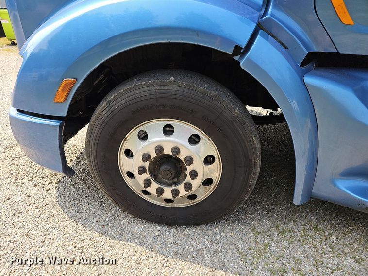 image for item LW9672 2015 Peterbilt 579  semi truck