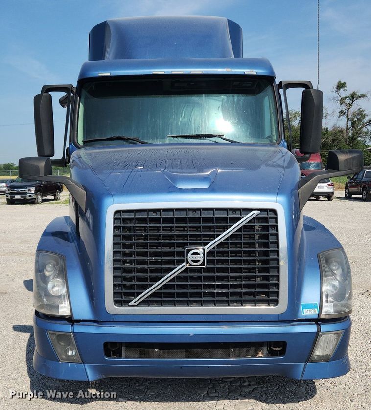 image for item LX9707 2015 Volvo VNL  semi truck
