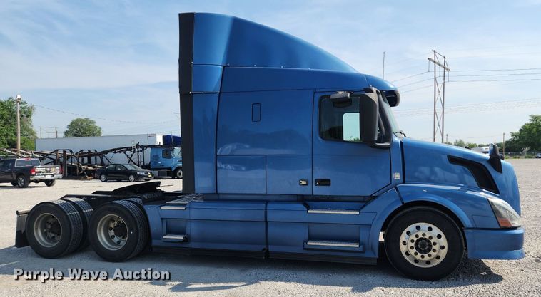 image for item LX9707 2015 Volvo VNL  semi truck