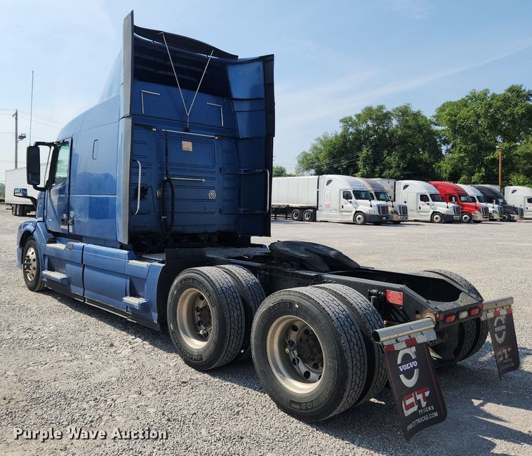 image for item LX9707 2015 Volvo VNL  semi truck